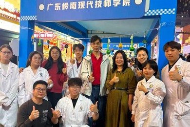 实力圈粉“文明集市”！岭南现代技师学院“AI+康养”北京路展区引热潮